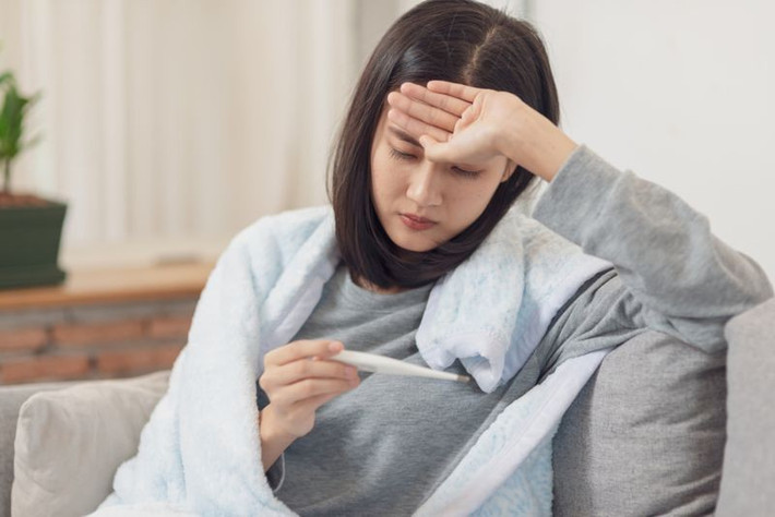 Các triệu chứng nặng hơn: Nếu triệu chứng ngộ độc kéo dài, bạn cần được chăm sóc y tế. Các triệu chứng nặng hơn bao gồm máu xuất hiện trong dịch nôn mửa hoặc trong phân, sốt cao, nôn mửa quá độ đến mức không thể bù nước, hoặc tiêu chảy kéo dài hơn 3 ngày.