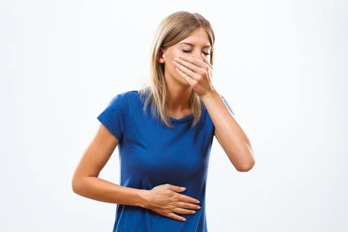 Buồn nôn: Triệu chứng này thường xuất hiện vài tiếng sau khi ăn, nhưng cũng có thể biểu hiện ngay khi ăn phải thức ăn nhiễm độc. Uống nước hoặc trà có thể giúp giảm cảm giác buồn nôn. Sau vài tiếng, bạn có thể ăn thức ăn nhạt như bánh mì trắng để ổn định dạ dày.