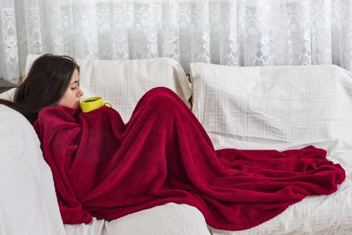 Đổ mồ hôi và ớn lạnh: Một phản ứng khác của cơ thể đối với ngộ độc là đổ mồ hôi và ớn lạnh. Tăng nhiệt độ bên trong có thể giúp tiêu diệt vi khuẩn, nhưng cũng có thể gây khó chịu và thay đổi nhiệt độ cơ thể thất thường. Bạn cần bù nước khi có triệu chứng đổ mồ hôi.