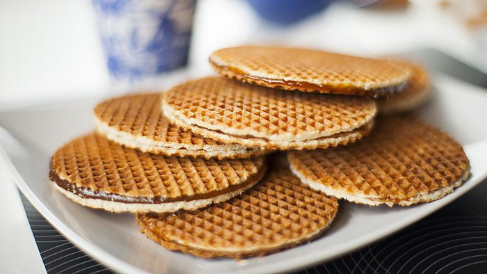 Stroopwafle là một món ăn vô cùng ngọt của Hà Lan và nếu bạn là người ưa thích của ngọt thì đừng bỏ qua món ăn này khi đến đây nhé. Món ăn này chỉ đơn giản là 2 miếng bánh quế mỏng được ghép lại vào nhau ở giữa sẽ có một lớp syrup ngọt ngào.