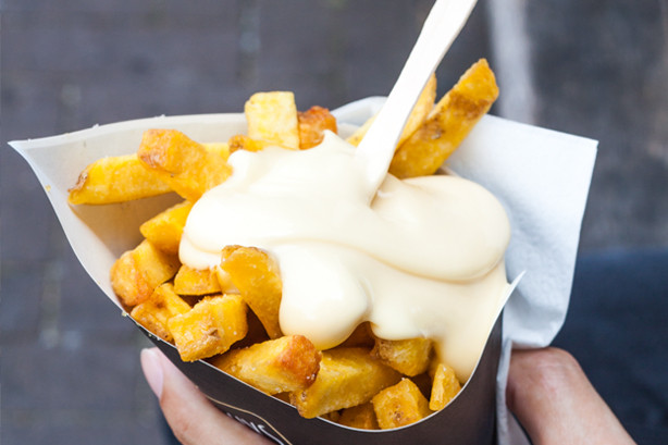 Thick Dutch fries là khoai tây chiên kiểu Hà Lan, một món ăn đường phố cũng được ưa chuộng không kém các món trên. Khoai tây không gọt vỏ, thái miếng tương đối dày rồi chiên vàng giòn lên, ăn kèm với các loại sốt. Đặc biệt, khoai tây ở đây luôn được chiên hai lần để giữ được độ giòn lâu nhất có thể. Món này có tận 22 loại sốt ăn kèm như sốt đậu phộng, sốt trứng gà, sốt cay, sốt rau…Ảnh: Internet.