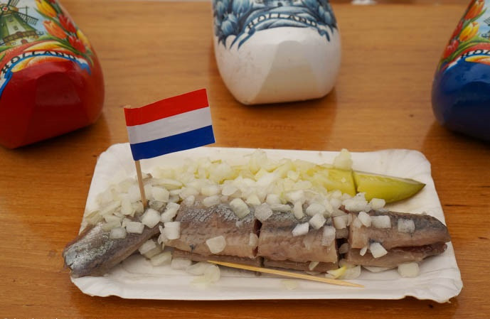 Cá herring hay còn được gọi là cá trích có chứa rất nhiều Omega 3 tốt cho sức khỏe được người dân Hà Lan sử dụng rất nhiều để nấu ăn. Cá herring có thể được chế biến thành nhiều món khác nhau nhưng ngon nhất vẫn là món gỏi cá trích.