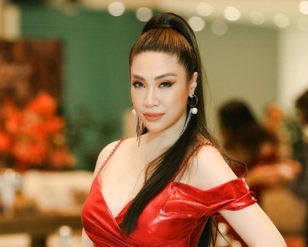 Hiện, Pha Lê không còn hoạt động showbiz. Cô chủ yếu làm kinh doanh. Tuy nhiên nữ ca sĩ nhiều lần bị khán giả ném đá với các phát ngôn gây sốc, nói bóng gió về những nghệ sĩ khác.