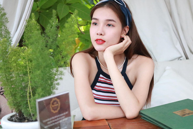 Thời gian qua, gương mặt Kỳ Hân có nhiều thay đổi khác lạ. Hồi tháng 7, nữ người mẫu thừa nhận cô cắt mí mắt để có đường nét hoàn hảo hơn trên gương mặt. Hiện tại, Kỳ Hân chủ yếu ở nhà chăm con, bán hàng online. Theo chia sẻ, cô muốn đóng phim sau thời gian rời xa showbiz nhưng ông xã không muốn vì e ngại những cám dỗ trong giới giải trí.