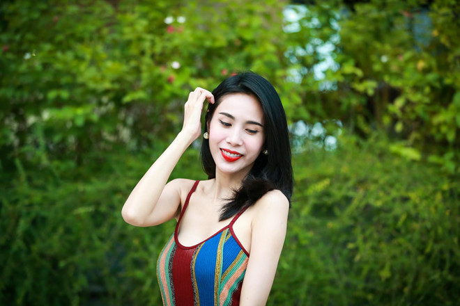 Sau nhiều năm vắng bóng, mới đây Thủy Tiên trở lại với ca khúc mới có tựa đề Từng có người yêu tôi như sinh mệnh. Trong MV, ngoài giai điệu bắt tai, hình ảnh xinh đẹp và nhan sắc ngày càng mặn mà của ca sĩ sinh năm 1985 cũng khiến khán giả chú ý. Thủy Tiên chia sẻ hiện cô không đi diễn bar, mặc hở bạo vì hạnh phúc gia đình.