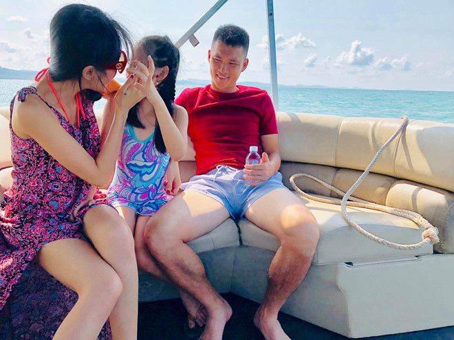 Trên trang cá nhân, Thủy Tiên nhiều lần đăng ảnh tình cảm bên gia đình, đó là khoảnh khắc cả nhà đi du lịch, cùng nhau chăm sóc vườn cây hay đơn giản là một bữa cơm có đầy đủ các thành viên. Trong cuộc phỏng vấn với Zing.vn hồi tháng 7, Thủy Tiên cho biết cô hài lòng với cuộc sống đủ đầy bên Công Vinh. Vợ chồng nữ ca sĩ hiện sở hữu khối tài sản hàng chục tỷ đồng.