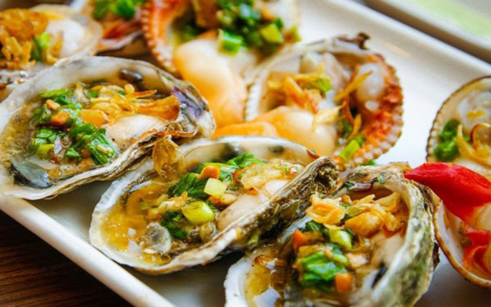 Hàu chứa nhiều vitamin E và C cùng các khoáng chất khác giúp tăng cường hệ thống miễn dịch. Các đặc tính chống viêm và chống oxy hóa của hàu cũng bảo vệ chống lại các gốc tự do gây hại cho cơ thể.