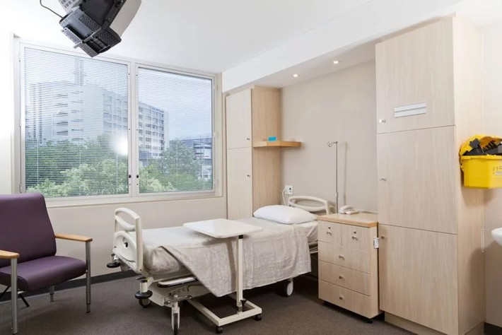 Các dấu hiệu biến chứng: Trong một số ca hiếm, bệnh sốt xuất huyết có thể trở nặng và đe dọa tính mạng của bệnh nhân. Khi đó, các mạch máu có thể bị vỡ và rò rỉ, số lượng tiểu cầu trong máu có thể sụt giảm nghiêm trọng. Bệnh nhân có thể liên tục nôn ra máu. Các mảng giống như vết bầm tím có thể xuất hiện trên da, báo hiệu sự chảy máu dưới biểu bì. Khi đó, bệnh nhân cần tới cơ sở y tế ngay lập tức để điều trị.