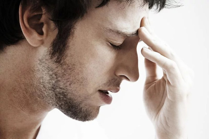 Đau đầu: Bệnh nhân chỉ nên sử dụng các loại thuốc giảm đau được kê đơn bởi bác sĩ. Một số loại thuốc tại quầy thuốc có thể làm tăng nặng các triệu chứng và tăng nguy cơ xảy ra biến chứng. Đau đầu, đau vùng lưng dưới và đau vùng phía sau mắt là những triệu chứng phổ biến nhất ở bệnh nhân sốt xuất huyết.