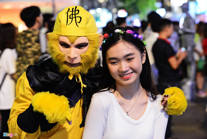 Người đóng giả Tôn Ngộ Không làm trò để cô gái cười khi chụp hình.