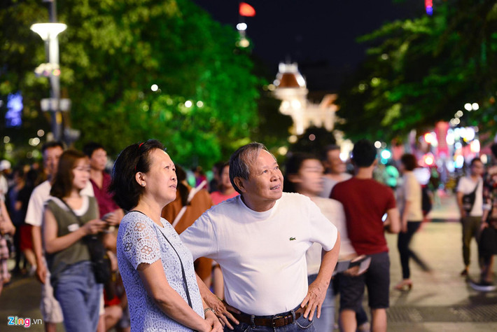 Người lớn cũng thoải mái tản bộ, nhìn ngắm khi không có xe cộ lưu thông hai bên.