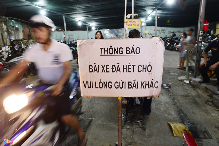 Một số điểm gửi xe xung quanh tuyến phố này dựng bảng hết chỗ, nhiều người phải quay đầu xe tìm chỗ khác để gửi.