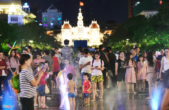 Thời tiết không mưa, mát mẻ tạo điều kiện cho người dân vui chơi.