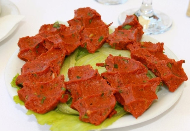10. Cig Kofte (Thổ Nhĩ Kỳ/Armenia): Cig Kofte có công thức tương tự Kibbeh Nayyeh nhưng hiếm khi được kèm với bánh mì. Đây cũng là một món ăn rất phổ biến ở Thổ Nhĩ Kỳ và Armenia.