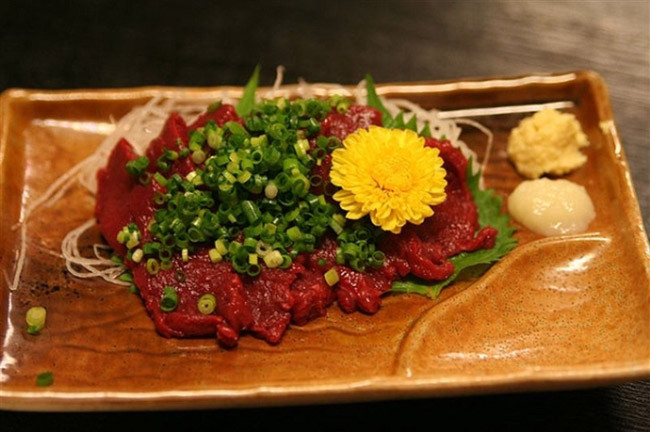 12. Basashi (Nhật Bản): Nhật Bản không chỉ nổi tiếng với các món hải sản tươi sống, trong đó có món thịt sống. Các món thịt sống của Nhật Bản có thể bao gồm thịt bò sống (Gyu Tataki) và thịt gà (toriwasa), nhưng phổ biến nhất là basashi (món thịt ngựa sống). Video "Chế biến món ngon từ nấm đông cô". Nguồn: VTC.