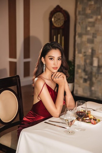 Người đẹp sinh năm 2000 trông hết sức quyến rũ trong chiếc đầm đỏ hai dây hở lưng.