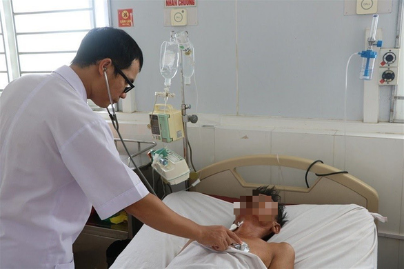 Ngày 12/9, ông Hoàng Quang Trung, Giám đốc Bệnh viện (BV) đa khoa tỉnh Hà Tĩnh, cho biết BV vừa chuyển tuyến cho bệnh nhân Đ.X.H (61 tuổi, ngụ TT.Cẩm Xuyên, H.Cẩm Xuyên, Hà Tĩnh) bị nhiễm vi khuẩn “ăn thịt người” ra BV Bạch Mai (Hà Nội) để tiếp tục điều trị. Ảnh: Tuổi trẻ.