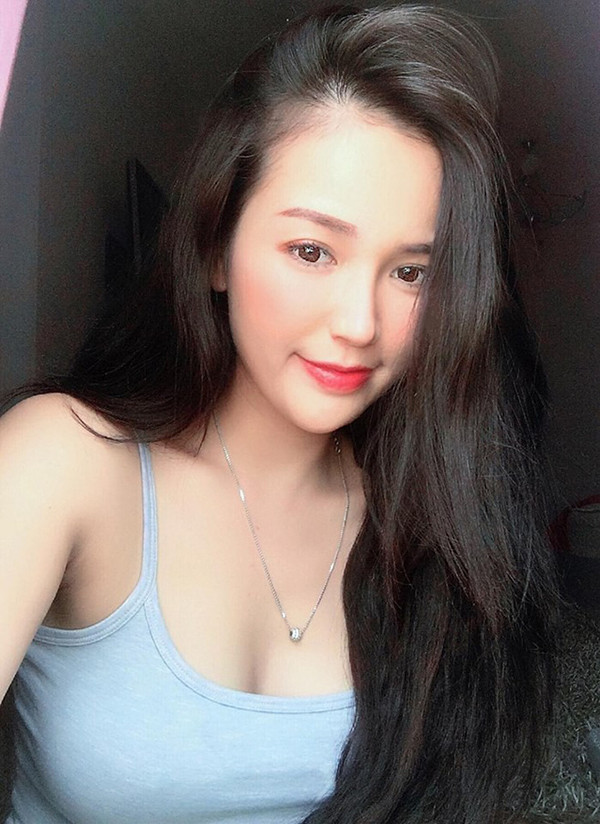 Gu thời trang của Hồng Nhung rất gợi cảm, giúp tôn được vòng 1 lớn và đường cong cơ thể mềm mại. Áo quây ngực, váy bodycon siêu ngắn hay áo 2 dây đều là những item thời trang không thể thiếu trong tủ đồ của cô.