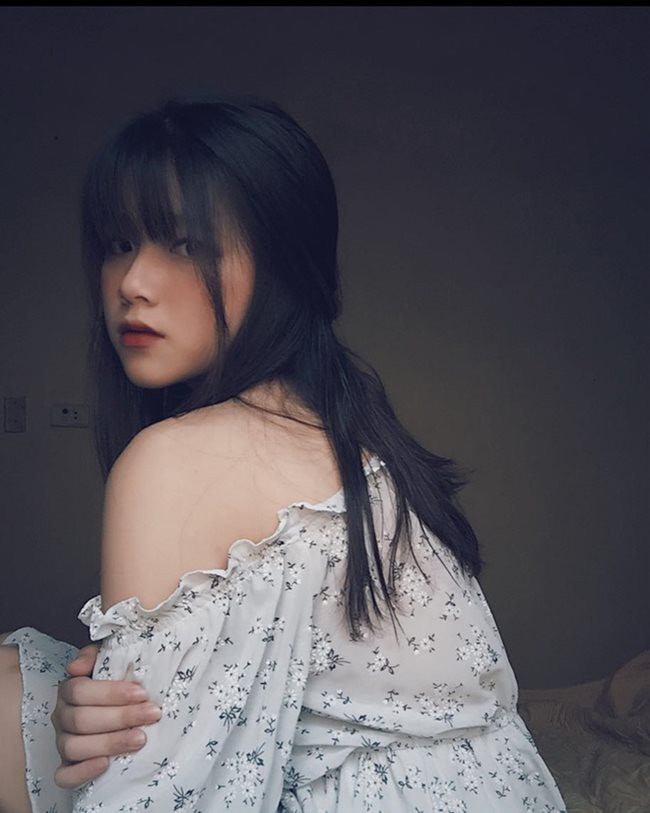 Khánh Ly khoe vẻ gợi cảm vừa đủ với áo trễ vai khoe làn da trắng không tỳ vết.