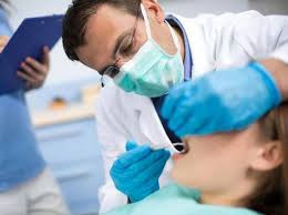 Kiểm tra răng miệng thường xuyên: Hãy vệ sinh răng miệng sạch sẽ và đi khám bác sĩ nha khoa 6 tháng 1 lần vì điều này sẽ giúp bạn giảm nguy cơ chảy máu não. Do đó, bạn cần thường xuyên kiểm tra và điều trị ngay nếu phát hiện các bệnh lý về răng miệng.