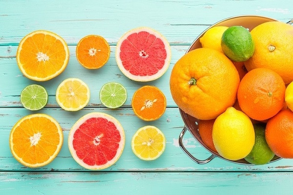 Ăn uống đủ dinh dưỡng: Bạn có thể giảm nguy cơ xuất huyết não bằng việc thực hiện và duy trì chế độ ăn uống lành mạnh. Vì vậy, hãy bổ sung các loại trái cây, rau, cá, ngũ cốc và thịt nạc để cung cấp cho cơ thể chất xơ, protein, vitamin và khoáng chất cần thiết. Đồng thời, bạn nên hạn chế thức ăn mặn để tránh nạp vào cơ thể lượng natri cao gây tăng huyết áp – một trong những nguyên nhân dẫn đến tai biến mạch máu não. Ảnh: BS.