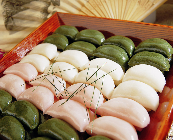 Bánh Songpyeon đa dạng về chủng loại. có 4 loại Songpyeon cơ bản: Samsaek Songpyeon, Kamcha Songpyeon, Hobak Songpyeon và Kkot Songpyeon.