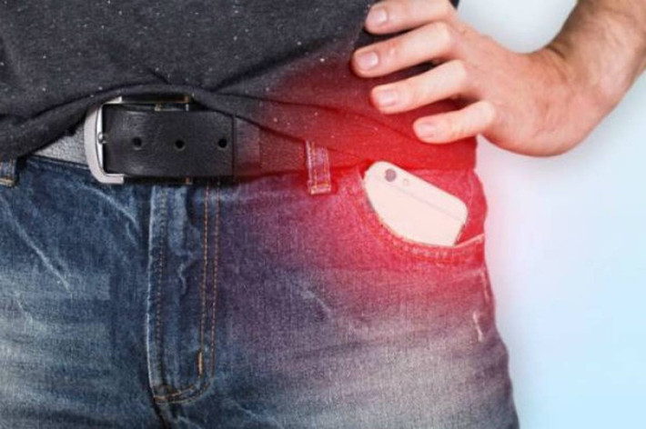 Dùng điện thoại di động: Nhiều nghiên cứu đã chỉ ra rằng, nhiệt và bức xạ tỏa ra từ điện thoại di động có thể làm giảm khả năng vận động của tinh trùng khoảng 8,1%. Từ đó, một trong những hệ quả kéo theo làm giảm khả năng sinh sản, gây vô sinh ở nam giới.
