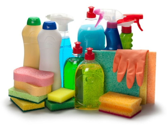 Tiếp xúc với hóa chất: Theo các chuyên gia, tiếp xúc trong thời gian dài với kim loại nặng như arsenic, chì, cadmium có thể làm giảm số lượng tinh trùng. Ngoài ra, một số hóa chất thường gặp trong cuộc sống hằng ngày cũng có thể ảnh hưởng tới chất lượng tinh trùng bao gồm: chất diệt cỏ, các hóa chất diệt côn trùng, một số chất bảo quản, hóa chất có trong vật liệu xây dựng...