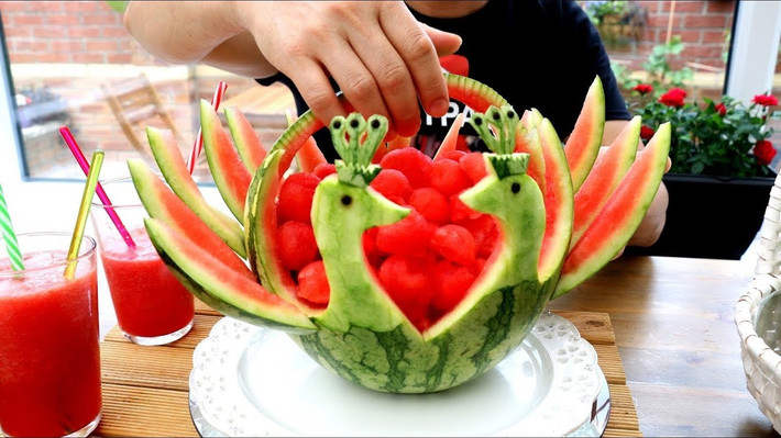 Dưa hấu tỉa hình đôi chim công xinh xắn.