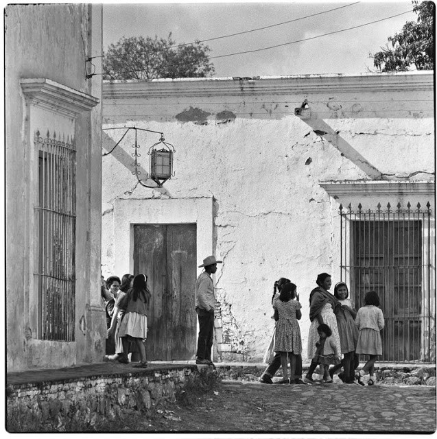 Nhiều người dân tụ tập chơi đùa tại một con phố ở Alamos năm 1960.