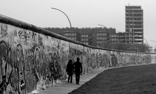 Bức tường Berlin được xây dựng từ năm 1961 và tồn tại cho đến năm 1989. Kể từ khi hoàn thành, Bức tường Berlin ngăn đôi thành phố, người dân hiếm khi được vượt qua qua ranh giới Đông - Tây để đi làm, mua sắm, đi nhà hát và rạp phim. Bức tường Berlin có chiều dài 140 km, dựng bằng các tấm bê tông cốt thép cao 3,6m, rộng 1,2m có phần trên là một đường ống khổng lồ khiến việc trèo qua gần như bất khả thi.