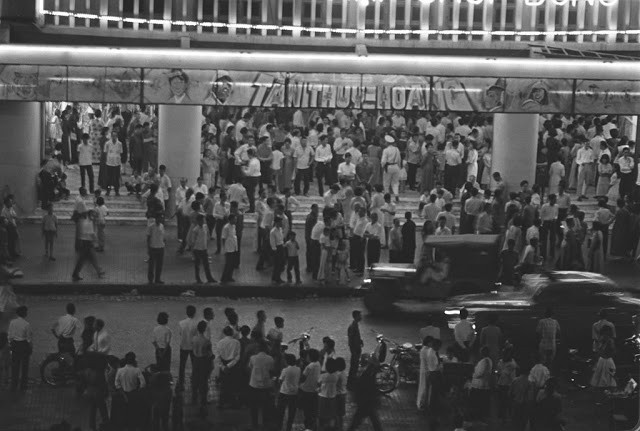 Khung cảnh náo nhiệt, đông đúc phía trước rạp hát Rex ở Sài Gòn năm 1967.