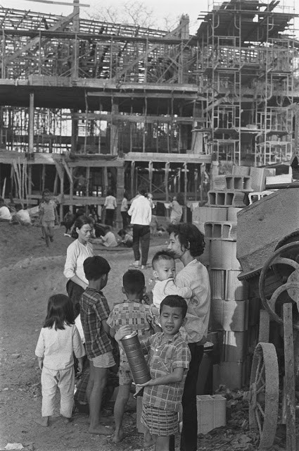 Cuộc sống khốn khó, giản đơn của người dân miền Nam Việt Nam những năm 1960 xuất hiện khá nhiều trong các bức ảnh của nhà báo Sully.