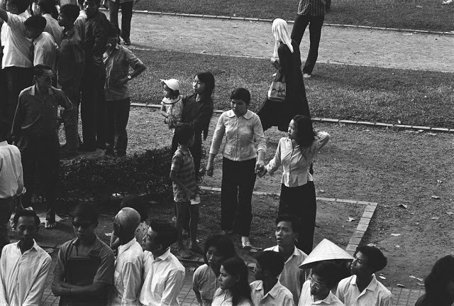Rất nhiều người dân tụ tập theo dõi một sự kiện ở Sài Gòn tháng 6/1964.