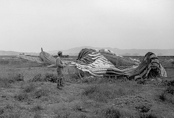 Một máy bay giả của Nhật Bản được đặt tại sân bay ở Okinawa ngày 16/4/1945. Nhật Bản bố trí các vũ khí giả như vậy nhằm phô trương sức mạnh, khiến quân đồng minh đánh giá sai về sức mạnh quân sự của nước này.