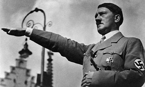 Sinh ngày 20/4/1889 tại thị trấn Braunau am Inn của Áo, Adolf Hitler là con thứ 3 từ cuộc hôn nhân thứ 3 giữa Alois Hitler và bà Klara Poelzl. Alois Hitler là một người cha nghiêm khắc và độc đoán. Ngay từ khi còn nhỏ, ông luôn hướng trùm phát xít Hitler theo con đường sau này trở thành công chức.