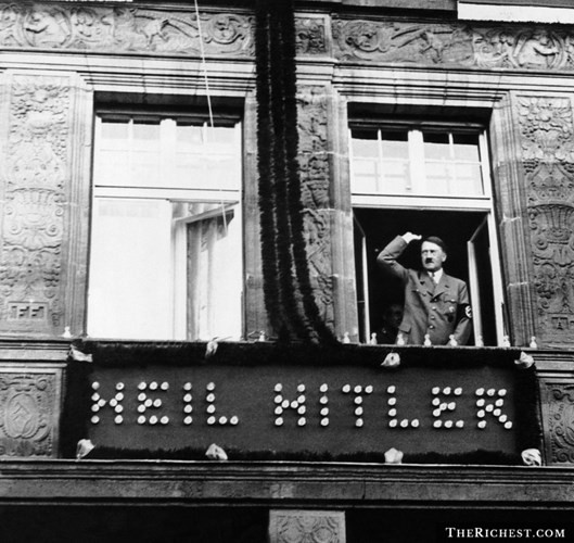 Trong mắt một số đồng đội, Hitler bị coi là kẻ lập dị. Khi chiến đấu trên chiến trường, Hitler từng bị thương trong cuộc tấn công khí mù tạt nên được đưa đến bệnh viện điều trị. Sau khi hồi phục vết thương và Chiến tranh thế giới 1 kết thúc, Hitler bắt đầu dấn thân vào con đường chính trị.
