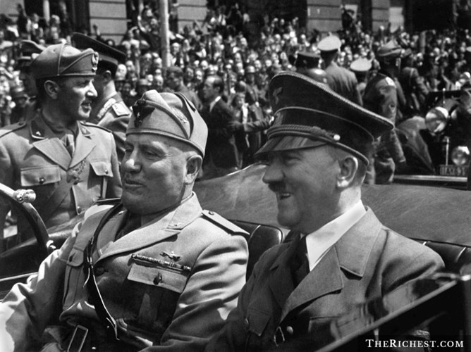 Năm 1913, Hitler rời Áo và tới Munich, Đức. Người ta cho rằng, Hitler làm như vậy để không tham gia nghĩa vụ quân sự. Tuy nhiên, đến năm 1914, Chiến tranh thế giới 1 bùng nổ và Hitler tham gia chiến đấu cho một trung đoàn của vương quốc Bayern, một phần của Đế chế Đức.