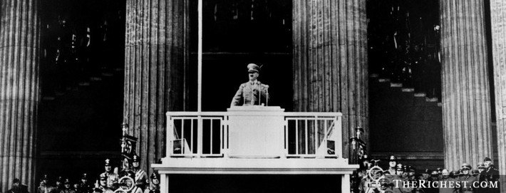 Sau khi củng cố quyền lực trong nội bộ đảng, Hitler ra tranh cử tổng thống năm 1932 nhưng không đắc cử. Đến ngày 30/1/1933, cuộc đời Hitler sang trang mới khi trở thành Thủ tướng Đức. Ngay sau khi lên nắm quyền, việc đầu tiên của Hitler thực hiện là thanh trừng các đảng phái chính trị khác.