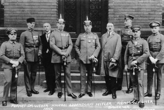 Năm 1907 và 1908, Hitler lần lượt nộp đơn theo học tại Viện Nghệ thuật Vienna nước Áo với giấc mơ trở thành họa sĩ. Tuy nhiên, cả 2 lần xin học của Hitler đều bị từ chối. Trong thời gian đam mê hội họa, nhà độc tài Hitler sống ở thủ đô Vienna và kiếm sống bằng việc bán những tấm bưu thiếp phong cảnh do mình vẽ cho khách du lịch.