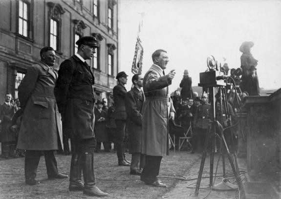 Tuổi thơ của trùm phát xít Hitler gắn liền với sự buồn chán và không có mấy bạn bè. Thậm chí, Hitler còn không học xong trung học khi bỏ học năm 16 tuổi. Hitler coi thường việc học hành cho rằng điều đó chỉ để có một nghề nào đó.