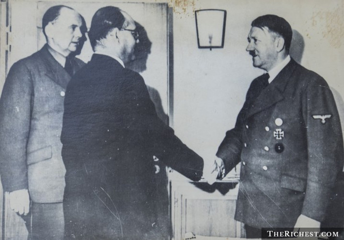 Vào tháng 9/1919, Hitler được mời gia nhập đảng Lao động Đức (tiền thân của đảng Quốc xã). Với tài hùng biện xuất sắc, Hitler đã lôi kéo được nhiều chính khách lập dị, một số nhân vật chủ chốt ở Đức gia nhập đảng Quốc xã.