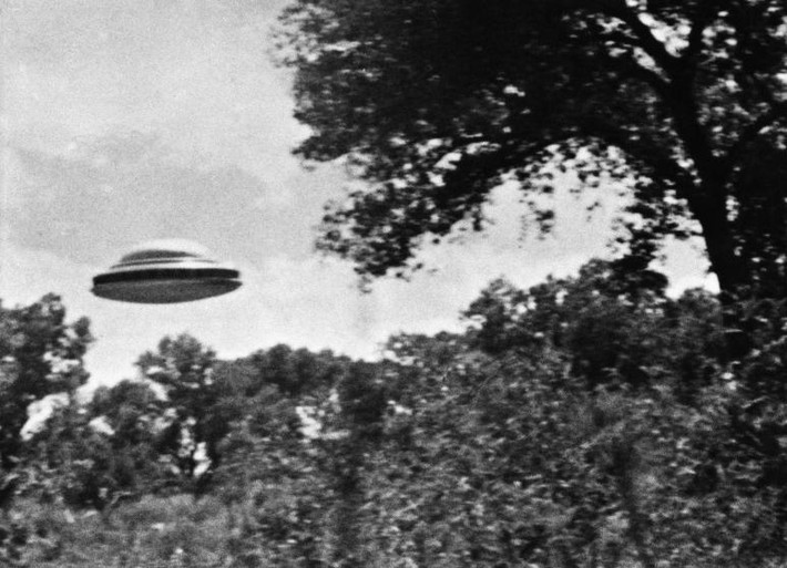 Vào ngày 16/6/1963, thế giới kinh ngạc trước bức ảnh chụp UFO ở Los Angeles, Mỹ.