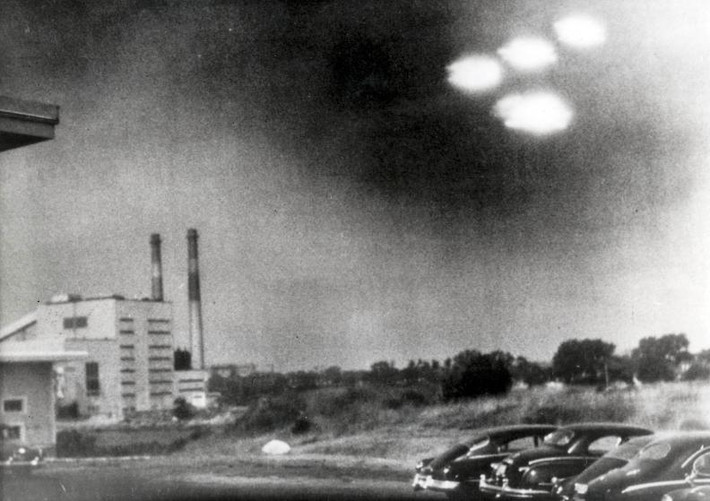 4 vật thể bay không xác định (UFO) được chụp qua cửa sổ một phòng thí nghiệm ở Salem, Massachusetts, Mỹ ngày 3/8/1952.