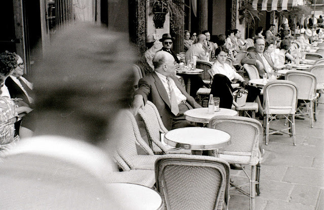 Một quán cafe ở Paris đông kín khách.