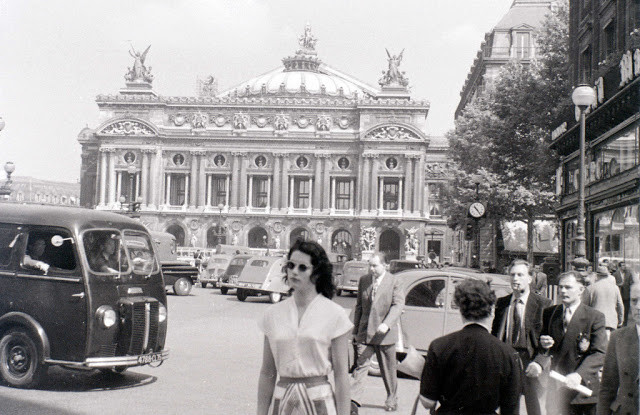 Dòng người tấp nập ở đường phố Paris giai đoạn 1955 - 1959.