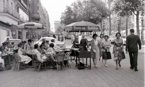 Paris giữa những năm 1950 trong những bức ảnh đen trắng toát lên cảm giác yên bình, mộc mạc. Ảnh chụp tại đại lộ Champs Elysees.