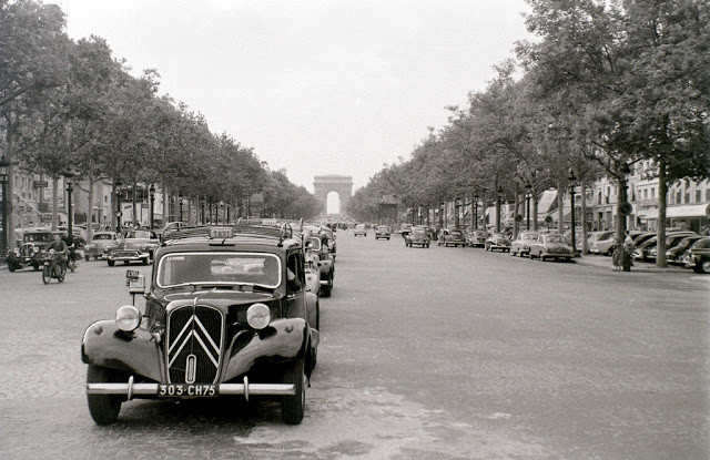 Hàng dài ô tô nối đuôi nhau ở đại lộ Champs Elysees. Đây là một đại lộ lớn và nổi tiếng ở Paris, Pháp.