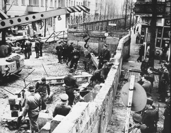 Hình ảnh hé lộ Bức tường Berlin trong thời gian đầu xây dựng năm 1961.