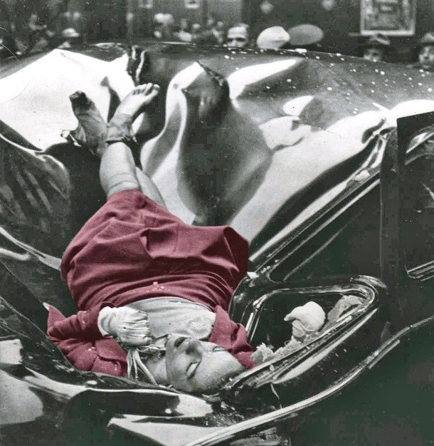 Năm 1947, Evelyn McHale, 23 tuổi nhảy lầu từ tầng 86 của tòa nhà Empire State ở New York, Mỹ và rơi xuống một chiếc limousine đang đậu ở lề đường. Robert Wiles đã chụp được bức ảnh thi thể của Evelyn McHale còn khá nguyên vẹn và giống như đang ngủ. Chính vì vậy, bức ảnh chụp Evelyn McHale khi đó được gọi là "người tự sát xinh đẹp nhất thế giới".